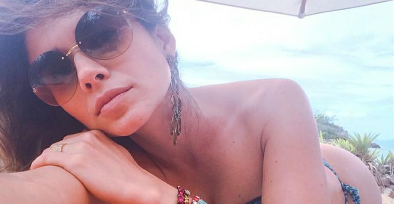 De biquíni, Paula Fernandes reforça o bronzeado na praia