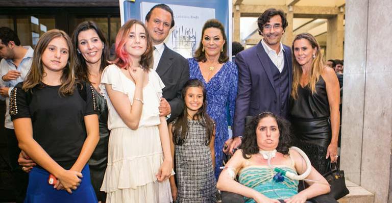 O clã Szafir apoia Alexandra em seu novo livro