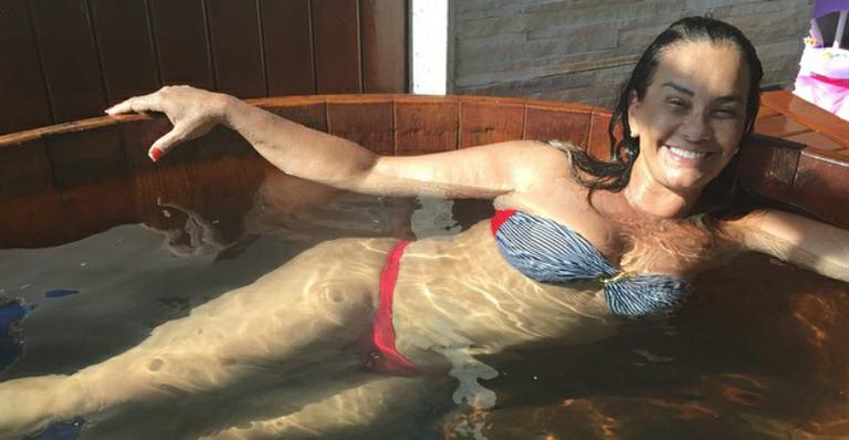 Aos 57 e com 43 quilos a menos, Solange Couto mostra boa forma de biquíni
