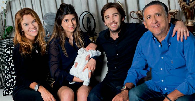 Galvão Bueno apresenta a neta, Milla: “Um presente”