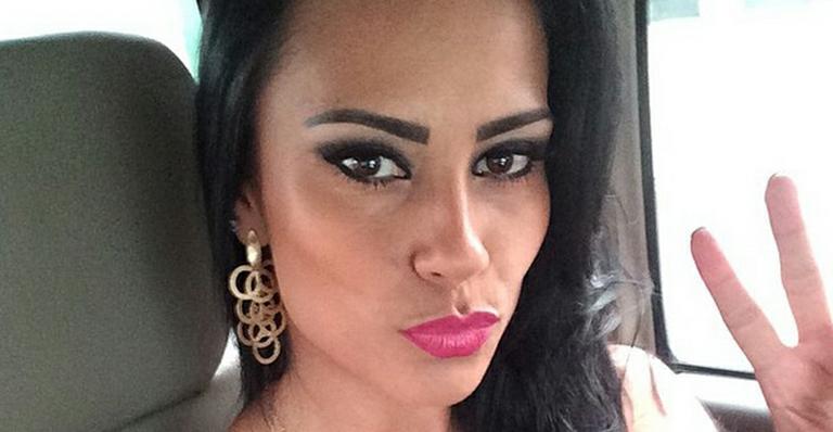 Ex-BBB Kelly Medeiros exibe corpo escultural na web e ganha elogios