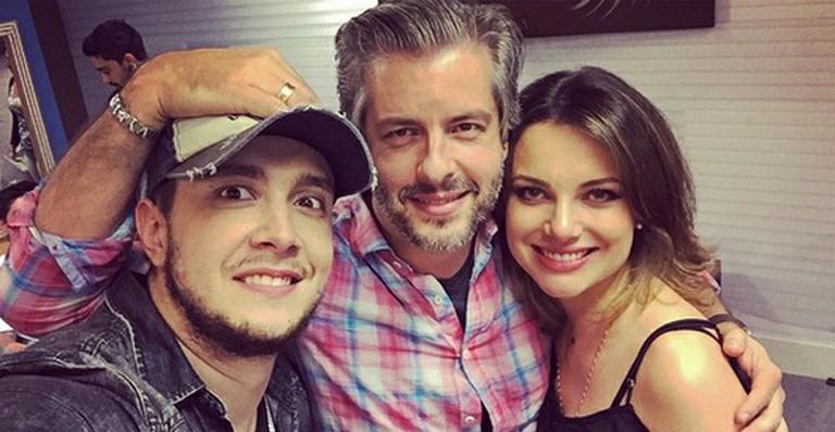Victor Chaves assume namoro com a empresária Poliana Bagatini