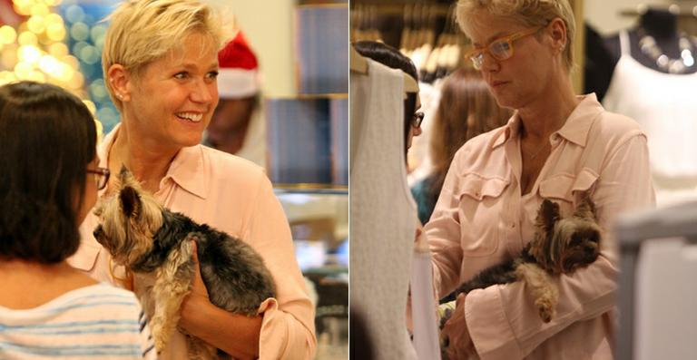 Xuxa Meneghel faz compras com o cachorrinho Dudu