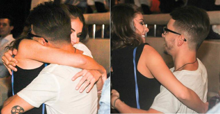 Junior Lima ganha abraço da mulher antes de show em São Paulo