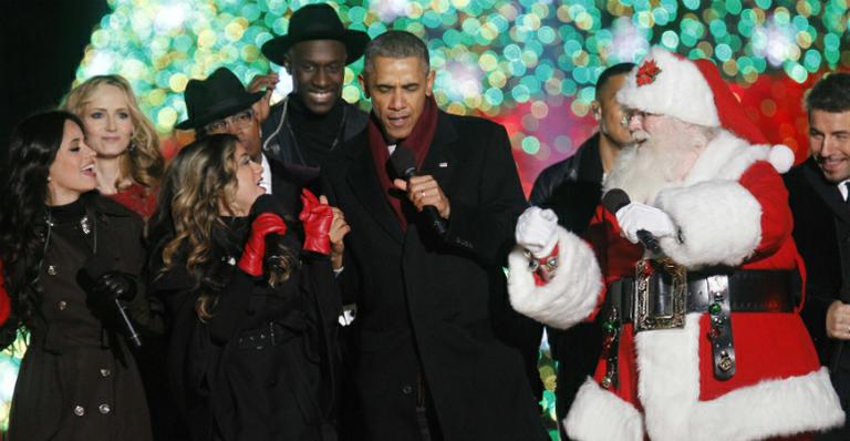 Presidente Barack Obama dança com Papai Noel em inauguração de árvore na Casa Branca