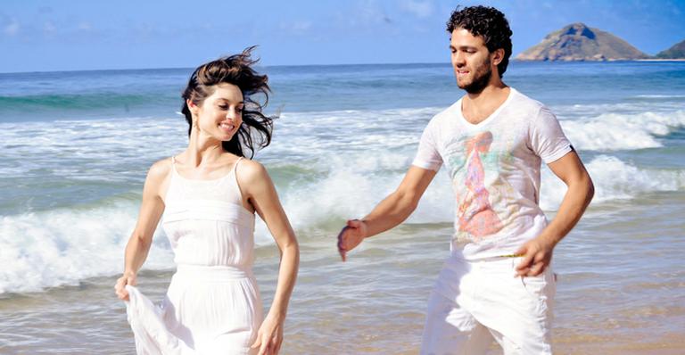 Juliana Schalch e Henrique Guimarães fazem ensaio pré-casamento na praia