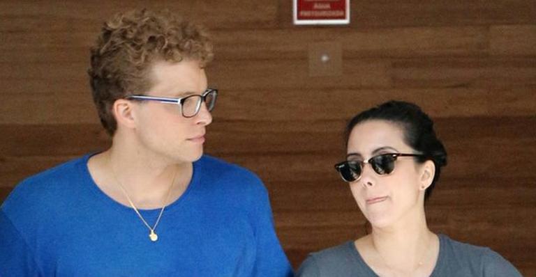 Thiago Fragoso passeia com a mulher, Mariana Vaz, no Rio de Janeiro