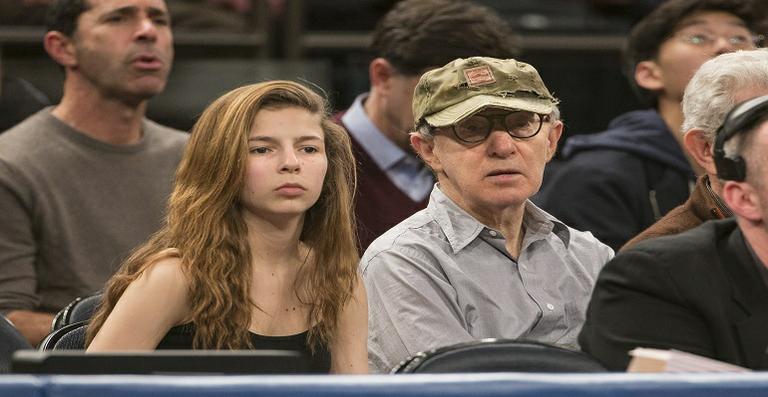 Woody Allen leva filha caçula, Manzie Tio, a jogo de basquete em Nova York