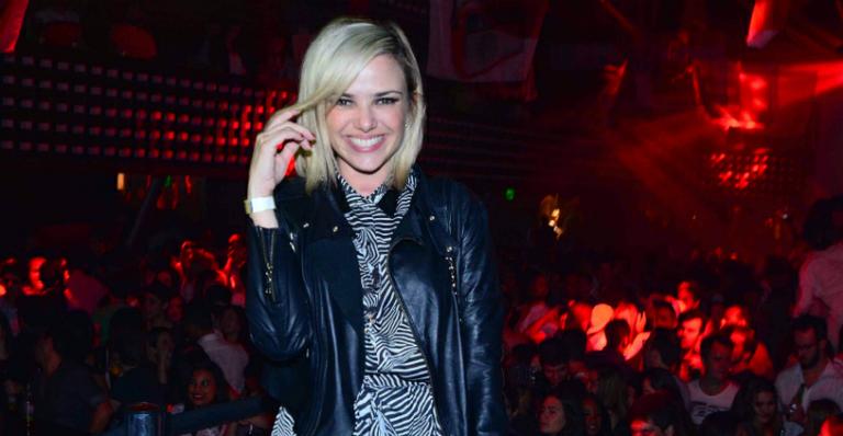 Natallia Rodrigues comemora seu aniversário de 34 anos em balada