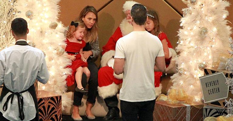 Jessica Alba leva filhas para ver o Papai Noel e a caçula chora