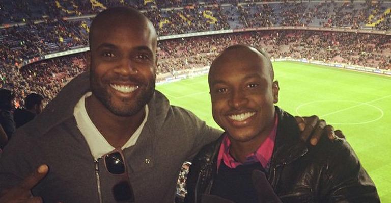 Thiaguinho e Rafael Zulu assistem ao jogo do Barcelona e prestigiam Neymar