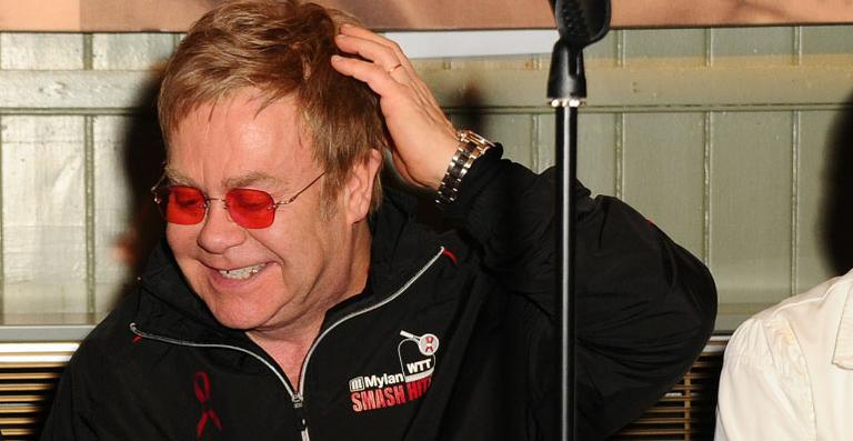 Elton John comenta experiência de ser pai