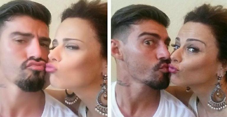 Viviane Araújo posa em clima de romance com namorado
