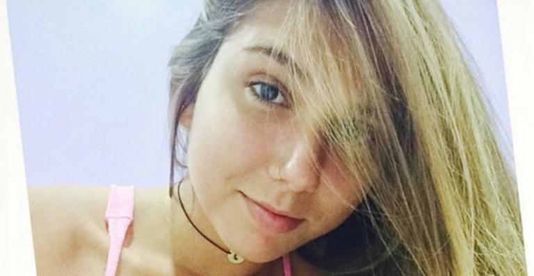 Carol Portaluppi posa decotada na cama e ganha elogios