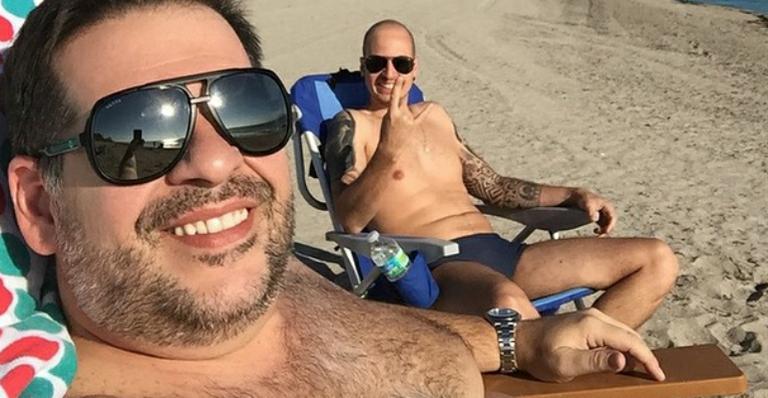 Sem camisa, Leandro Hassum toma sol em praia de Miami