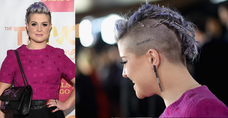 Kelly Osbourne aparece em red carpet com alfinetes na cabeça