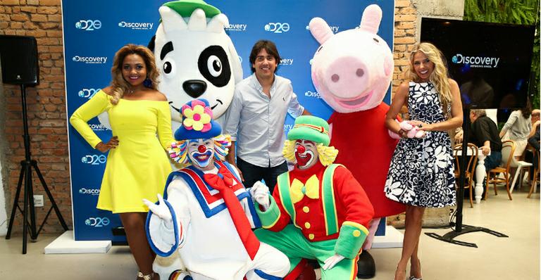 Adriane Galisteu, Gaby Amarantos e Cacá Bueno se divertem em evento