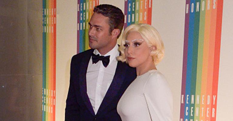 Cantora Lady Gaga comparece a evento ao lado do namorado, Taylor Kinney