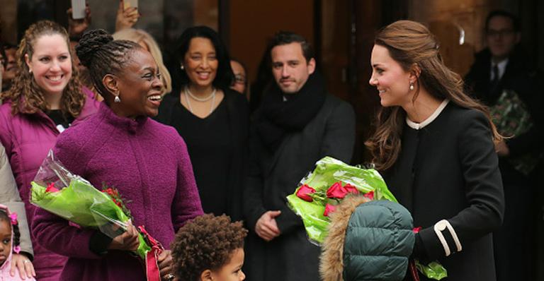 Duquesa Kate Middleton usa casaco elegante em visita à cidade de Nova York