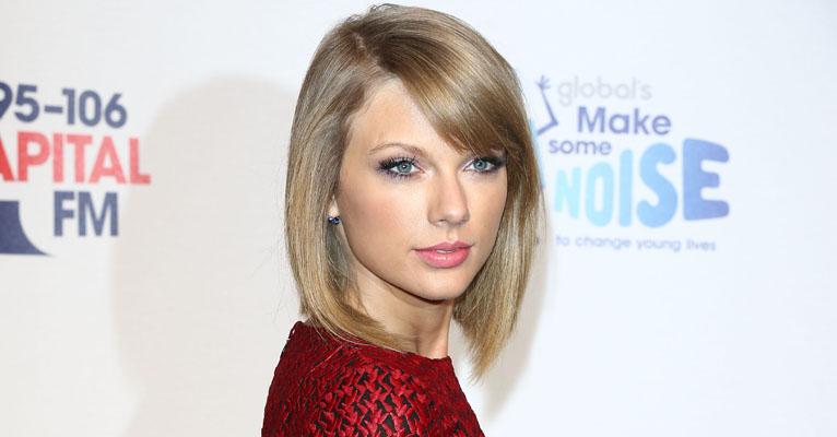 Taylor Swift mostra a árvore de Natal de sua casa