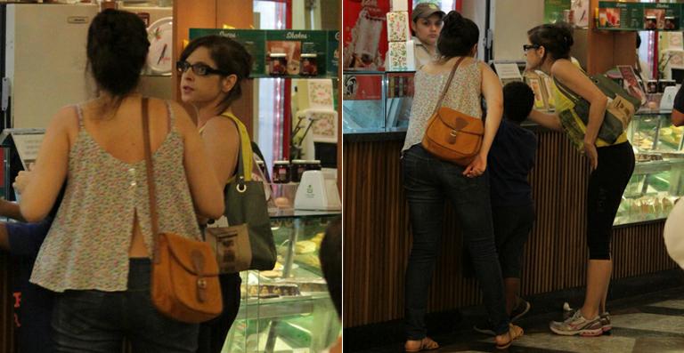 Longe de Império, Drica Moraes vai ao shopping no Rio