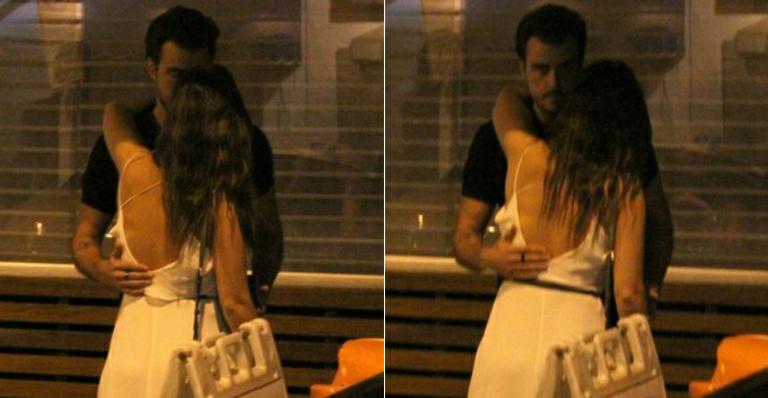 Paolla Oliveira e Joaquim Lopes trocam beijos na noite carioca