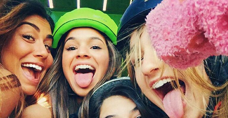 Só alegria! Bruna Marquezine faz careta em foto com Sasha