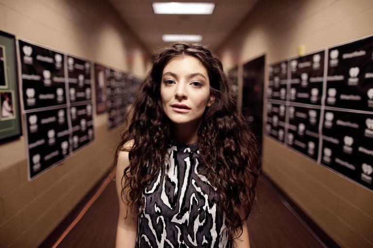 Lorde conta que resgata móveis, roupas e acessórios do lixo de seus vizinhos na Nova Zelândia