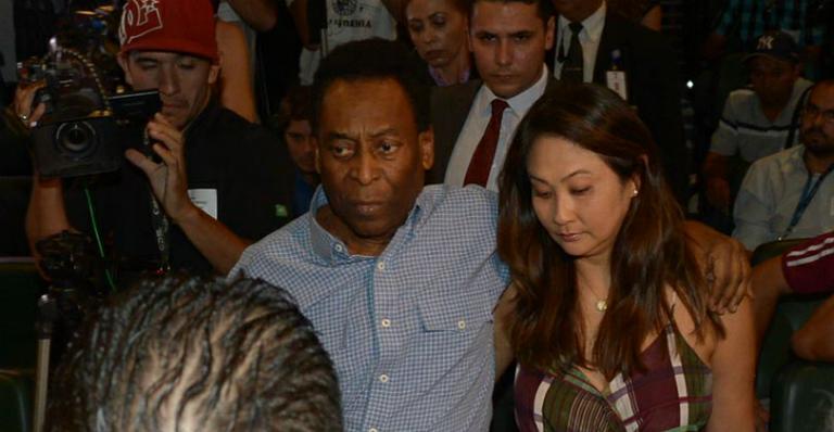 Pelé deixa o hospital amparado pela namorada, Márcia Aoki
