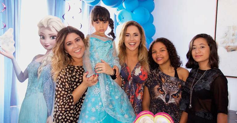 Daniela Mercury e Malu Verçosa fazem festa para a filha
