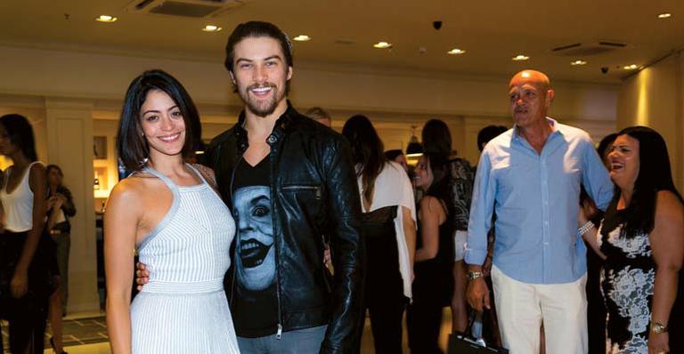 Carol Castro e amado prestigiam semana de moda