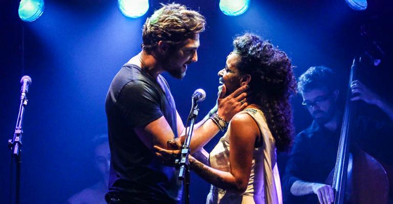 Aline Wirley recebe o carinho de Igor Rickli durante show em São Paulo