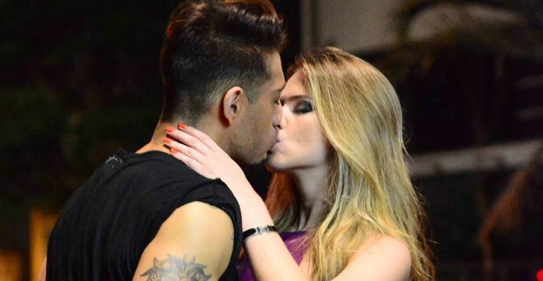 Lucas Lucco beija cinco mulheres na Avenida Paulista