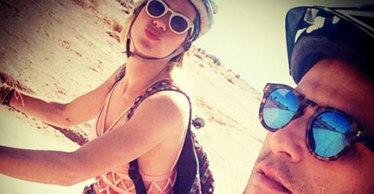 Bruno Gagliasso e Giovanna Ewbank pedalam pelo deserto no Chile