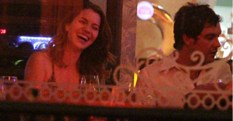 Nathalia Dill e Sérgio Guizé se divertem durante jantar no Rio