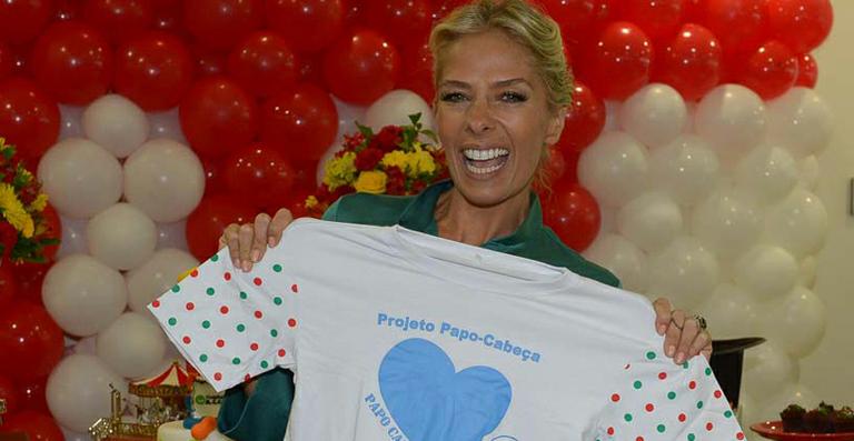 Famosos como Adriane Galisteu, Caio Castro e Paloma Bernardi divertem crianças do Hospital do Câncer
