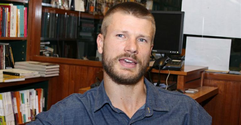 Rodrigo Hilbert mostra foto da infância no carnaval
