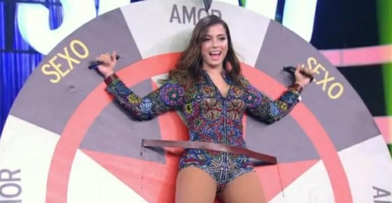 Anitta tira a roupa e revela detalhes de sua vida sexual na TV