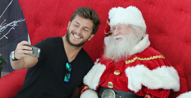 Klebber Toledo tira foto com o Papai Noel: ‘só quero ver se vou ficar sem presentes’
