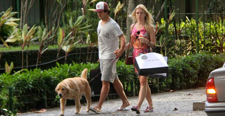 Fiorella Mattheis e Alexandre Pato curtem passeio no Rio de Janeiro