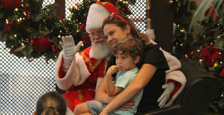 Letícia Birkheuer leva o filho para visitar o Papai Noel