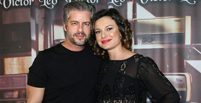 Victor Chaves recebe a namorada em seu show