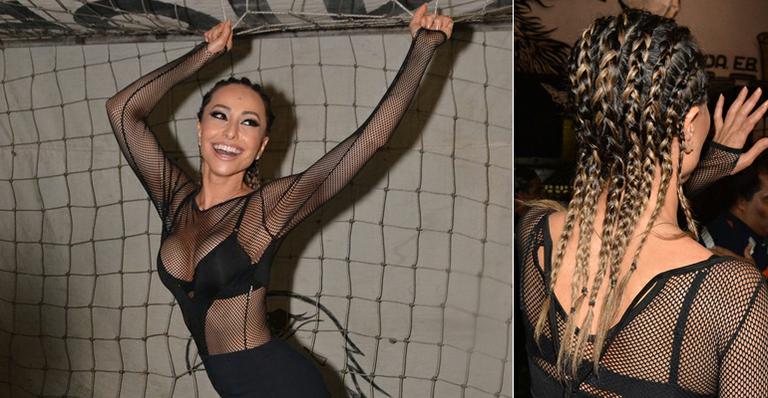 Decotada e com trancinhas, Sabrina Sato cai no samba em São Paulo
