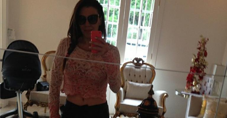 Após perder 25 quilos, Simony publica foto com a barriga de fora e ganha elogios