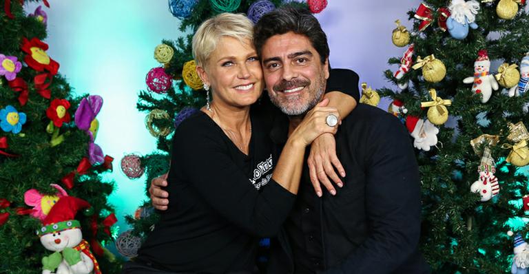 Junno Andrade comemora dois anos de namoro com Xuxa