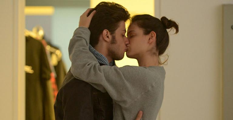 Fofos! Chay Suede posta selfie com Laura Neiva e brinca: “Emo”