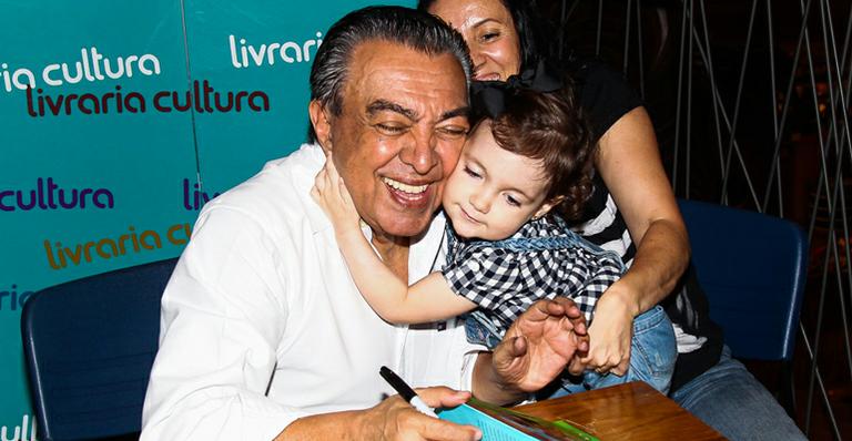 Mauricio de Sousa recebe carinho dos fãs em lançamento de livro infantil