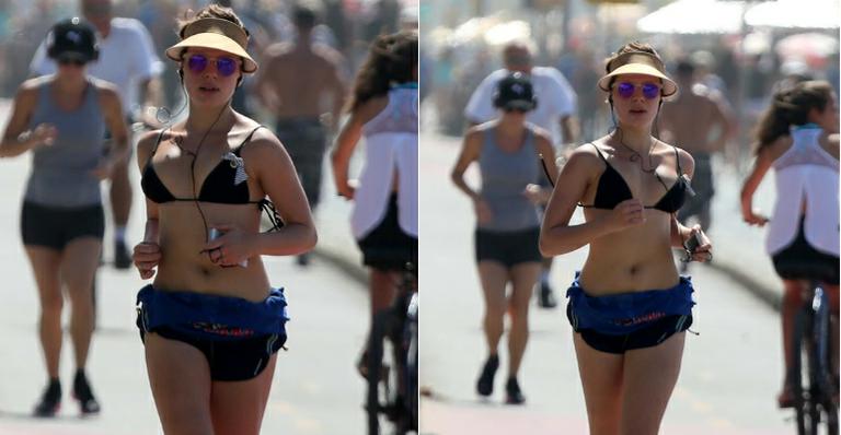 De biquíni cortininha, Bruna Linzmeyer corre pela orla carioca