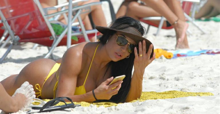 De biquíni amarelo, Gracyanne Barbosa chama atenção na praia do Pepê
