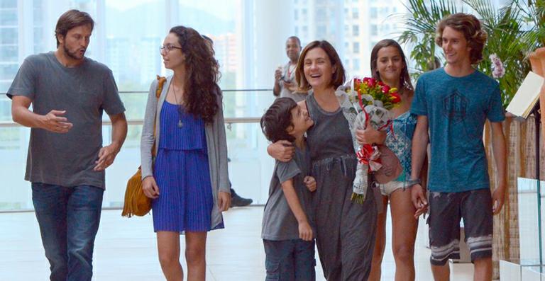 Adriana Esteves comemora aniversário em almoço com a família